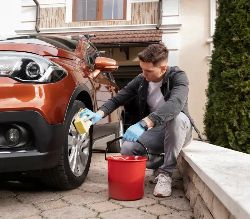 Lavage auto à domicile Albert : professionnel intervenant sur un véhicule